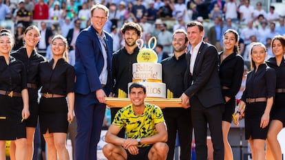 Carlos Alcaraz posa delante de la tarta de cumpleaños, este viernes en la Caja Mágica de Madrid.