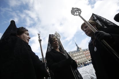 El sol y el frío han acompañado a las más de 5.000 personas, según la organización de la Archidiócesis de Madrid, que han asistido a esta ceremonia en la plaza Mayor de la capital y que ha estado guiada por el arzobispo de Madrid, Carlos Osoro.