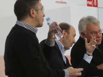 Alfredo Pérez Rubalcaba se dirige a Felipe González en presencia de Patxi López.