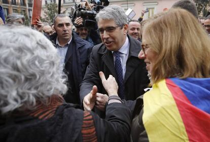 Francesc Homs saluda un grup de persones en el seu recorregut a peu cap al Tribunal Suprem de Madrid.