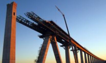 En la construcción de este tramo de la línea de AVE entre Plasencia y Badajoz, Mecanotubo utilizó una cimbra de última generación.