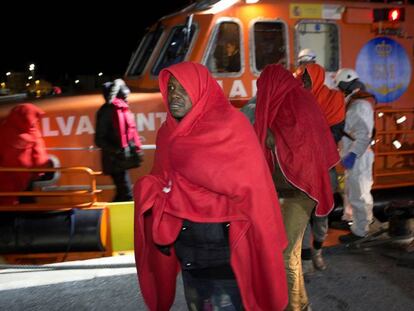 Desembarco en Motril (Granada) de 52 migrantes de origen subsahariano, rescatados el pasado jueves en las cercanías de la isla de Alborán.