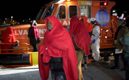 Desembarco en Motril (Granada) de 52 migrantes de origen subsahariano, rescatados el pasado jueves en las cercanías de la isla de Alborán.