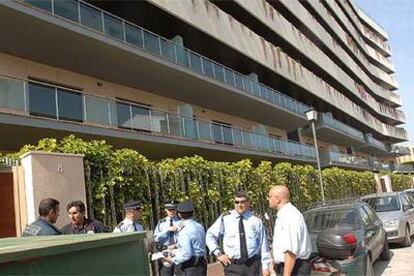 La Policía Local de Marbella precinta el hotel Senator y un edificio contiguo de viviendas.