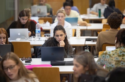 Estudiantes en la Universidad Pompeu Fabra de Barcelona, en noviembre.