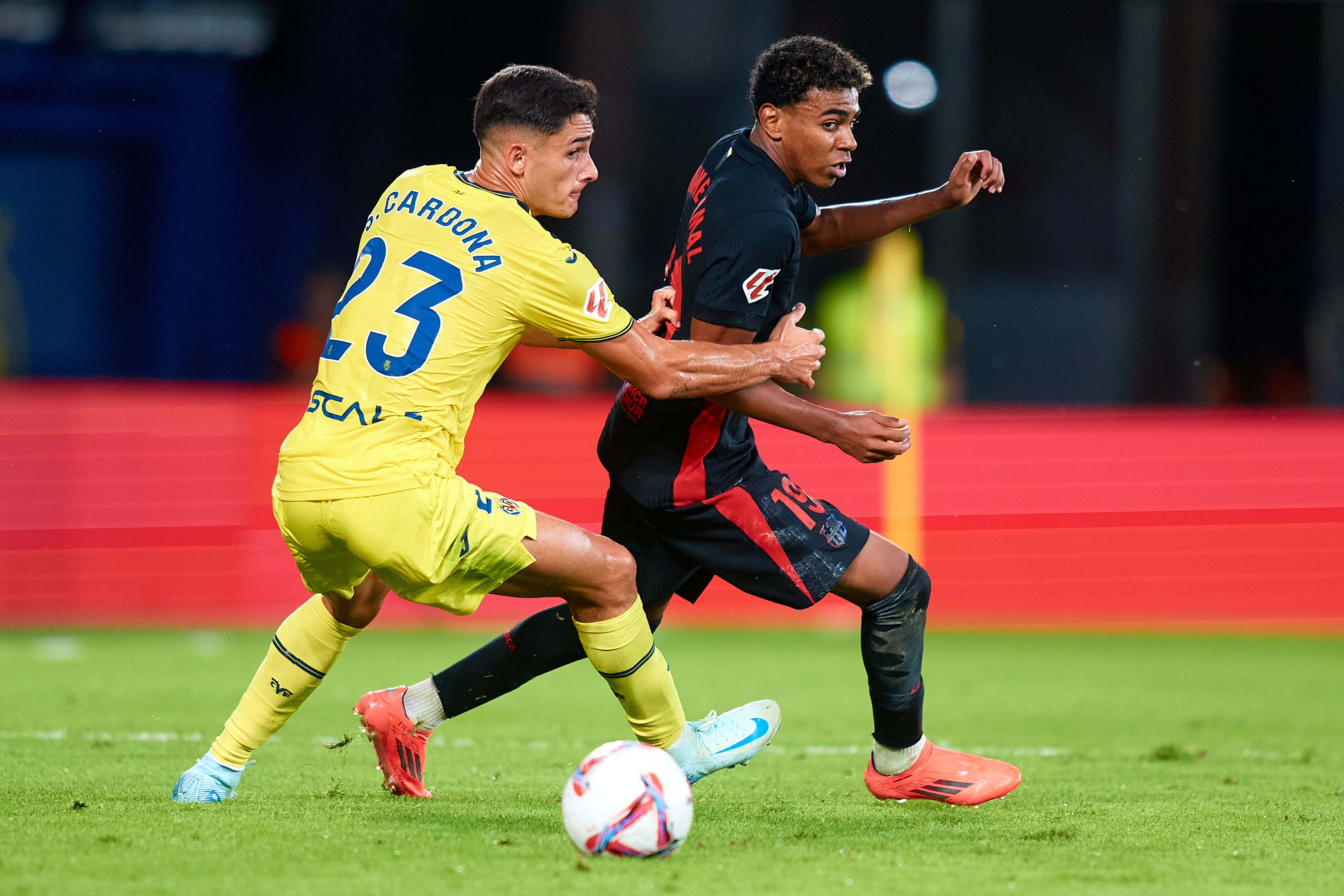 Sergi Cardona y Lamine Yamal, en el Villarreal-Barça de la pasada temporada.