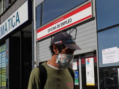 Un hombre ante una oficina de empleo, en Madrid.