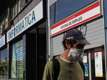 Un hombre ante una oficina de empleo, en Madrid.