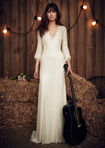 Las novias que se casen en invierno agradecerán llevar un vestido de manga larga como este de Jenny Packham.