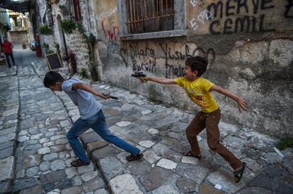 Dos niños juegan con pistolas de juguete en una de las calles históricas de Antioquía (Turquía).