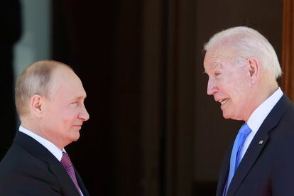 Vladímir Putin (a la izquierda), presidente de Rusia, y su homólogo estadounidense, Joe Biden, conversan en las escalinatas de la villa, antes de la reunión.