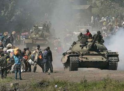 Carros de combate del Ejército congoleño atraviesan Goma, capital de Kivu-Norte, en medio de miles de desplazados.