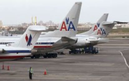 American Airlines aircraft sit on the tarmac at LaGuardia airport following a reservation system outage in New York, April 16, 2013. American Airlines' entire fleet has been grounded by computer problems until 4 p.m. CDT (2100 GMT), the airline said in a post to its official Twitter feed on Tuesday. REUTERS/Carlo Allegri (UNITED STATES - Tags: TRANSPORT BUSINESS)