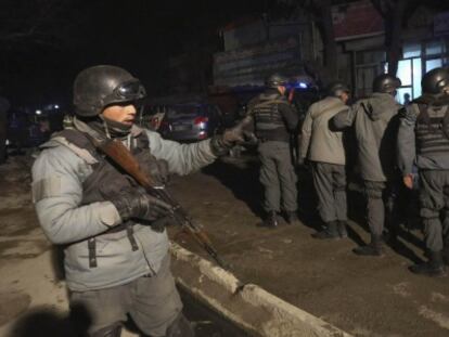 La polic&iacute;a afgana llega al lugar del atentado. 