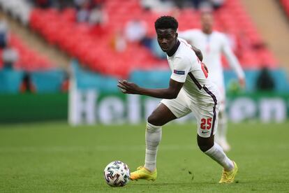 Bukayo Saka controla el balón en el partido de Inglaterra contra la República Checa en el estadio de Wembley.