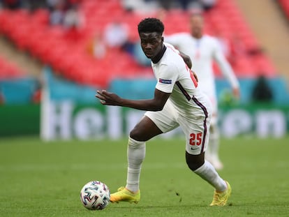 Bukayo Saka controla el balón en el partido de Inglaterra contra la República Checa en el estadio de Wembley.