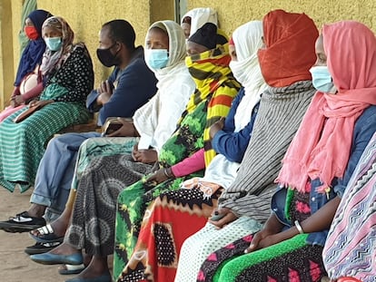 Mujeres esperan ser atendidas en el Hospital General Rural de Gambo, Etiopía.