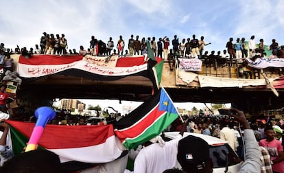 Miles de manifestantes en Sudán han continuado las protestas este domingo frente al cuartel militar en Jartum.