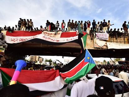Miles de manifestantes en Sudán han continuado las protestas este domingo frente al cuartel militar en Jartum.