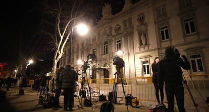 Medios de comunicación y ciudadanos, a primera hora de la mañana a las puertas del Supremo.