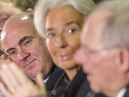 Guindos, junto a Lagarde y el ministro alem&aacute;n Sch&auml;uble. (ap)