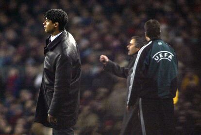 El entrenador del Barça, Frank Rijkaard y Mourinho, durante el partido.