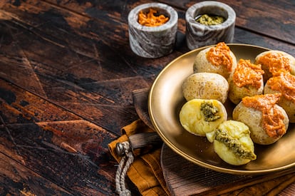 Plato de papas arrugadas con mojo picón y mojo verde.