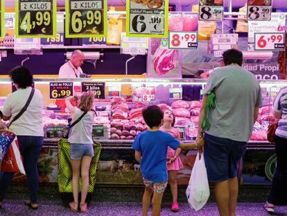 Varias personas esperan su turno en la carnicer&iacute;a de un mercado de abastos del centro de la capital. 