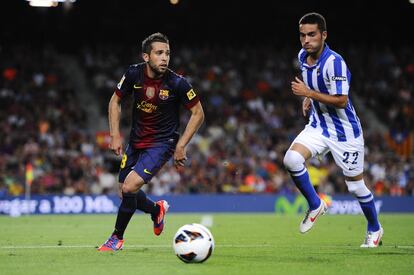 Jordi Alba se dispone a recibir el balón ante Estrada.