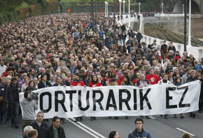 Miles de personas se manifiestan contra la tortura en San Sebastián.