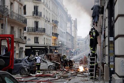 Los hechos ocurrieron poco antes de las nueve de la mañana en la calle de Treviso, en el distrito 9 de la capital francesa, cerca de la zona comercial y turística de los Grandes Bulevares. En la imagen, los destrozos provocados por la explosión de la panadería.