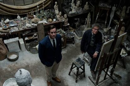 Armie Hammer, como James Lord (izquierda), y Geoffrey Rush (como Alberto Giacometti), en una imagen de 'Final Portrait'.