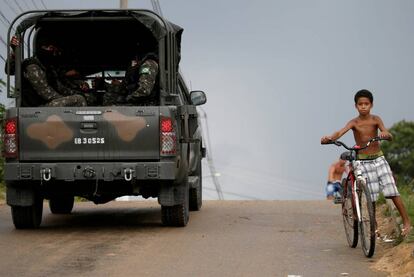 Militares patrulham uma rua de Japeri, perto do Rio.