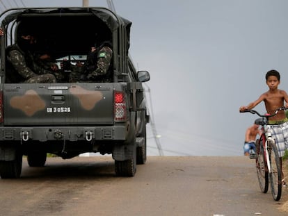 Militares patrulham uma rua de Japeri, perto do Rio.