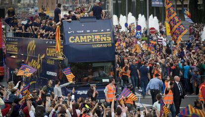 Los jugadores del Bar&ccedil;a celebran el t&iacute;tulo de la Liga. 