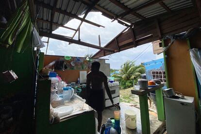 Un hombre ordena su casa dañada por el paso del huracán 'Julia', en San Andrés (Colombia). 