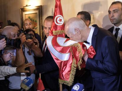 Kais Said besa la bandera nacional tras su victoria electoral, el pasado día 13 en Túnez.