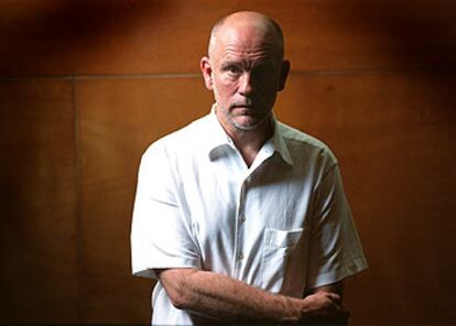 John Malkovich, en un descanso del ensayo de Histeria, en el teatro Victoria de Barcelona.