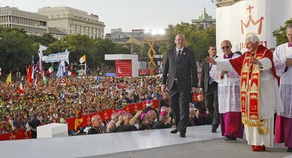 El Papa saluda desde el altar a los jóvenes en la plaza de Cibeles.