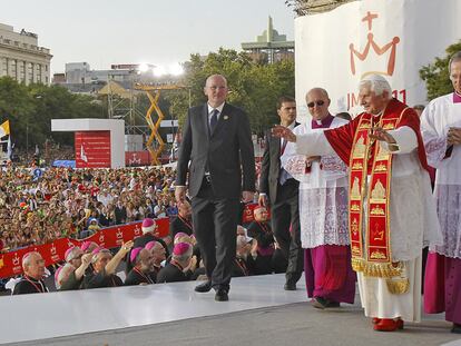 El Papa saluda desde el altar a los jóvenes en la plaza de Cibeles.