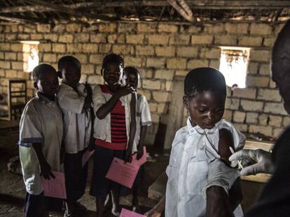 Un grupo de ni&ntilde;os recibe la vacuna contra el sarampi&oacute;n en Rep&uacute;blica Democr&aacute;tica del Congo.