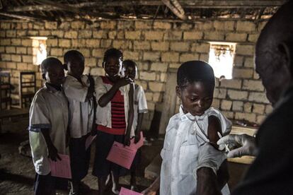 Un grupo de niños recibe la vacuna contra el sarampión en República Democrática del Congo.