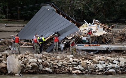 Damnificados son escoltados a un bote de rescate en Chimney Rock, Carolina del Norte.