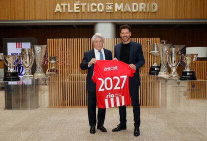 El presidente del Atlético de Madrid, Enrique Cerezo, y Diego Pablo Simeone, tras el anuncio de la renovación del técnico argentino hasta el 30 de junio de 2027.