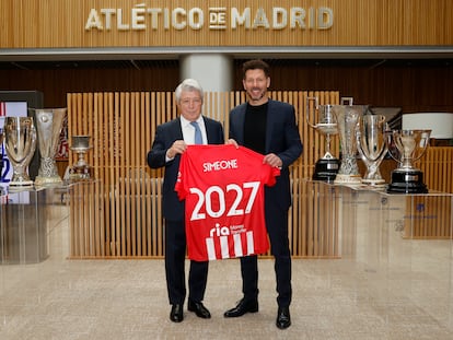 El presidente del Atlético de Madrid, Enrique Cerezo, y Diego Pablo Simeone, tras el anuncio de la renovación del técnico argentino hasta el 30 de junio de 2027.