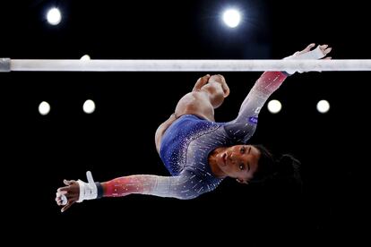 Simone Biles durante la final por equipos del mundial de gimnasia.