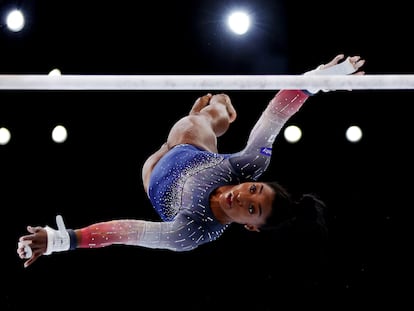 Simone Biles durante la final por equipos del mundial de gimnasia.