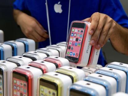 Un empleado de Apple muestra el iPhone 5c