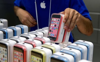 Un empleado de Apple muestra el iPhone 5c