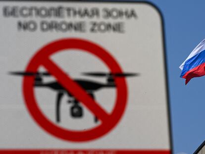 Señal de prohibido operar drones, en el centro de Moscú.